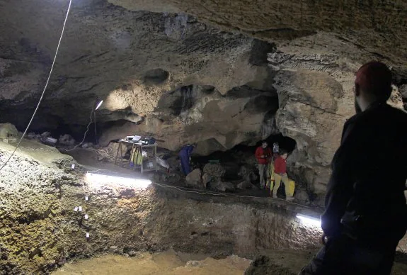 El equipo de 'Primeros Pobladores de Extremadura trabajando en la cueva de Santa Ana. :: hoy 
