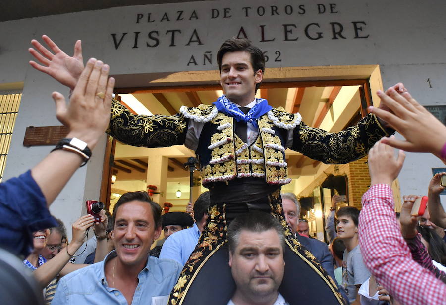 José Garrido sale a hombros de la plaza de Bilbao