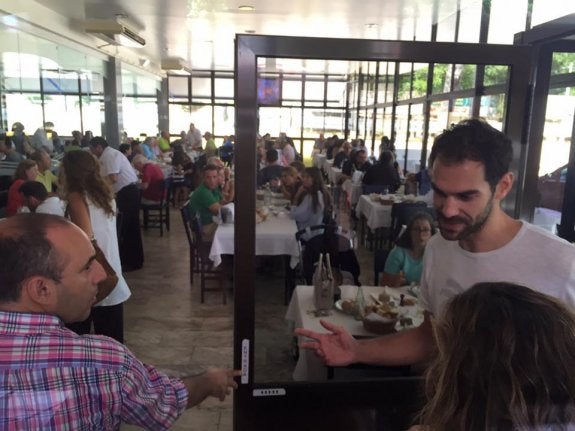 José Manuel Calderón, comiendo en El Cristo. :: HOY