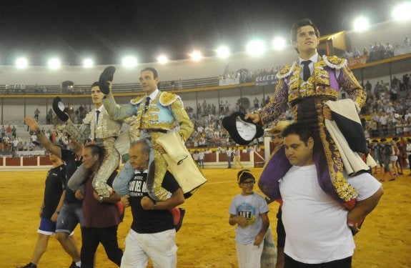 Los tres diestros salieron anoche a hombros de la plaza de Mérida. :: brígido