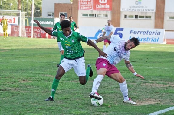 Mustafá, frenado por un jugador visitante en la banda. :: e. d.