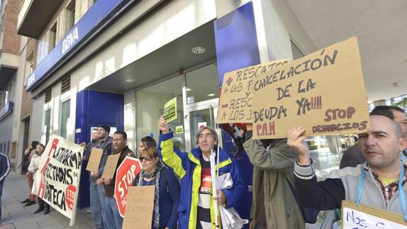 Protesta de la Plataforma de afectados por la hipoteca en Cáceres.