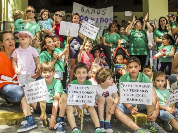 Antes del verano, los vecinos del Cerro Gordo hicieron una marcha para pedir el colegio. :: hoy