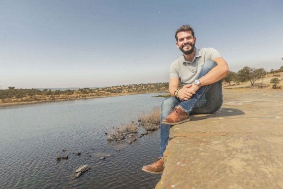 Álvaro Sánchez Cotrina, en la Charca Grande de Salorino. :: Jorge ReyApasionado de la música. Desde que se levanta está escuchando a algunos de sus grupos musicales favoritos. Vetusta Morla, Love Of Lesbian o Supersubmarina son algunos de ellos. ::