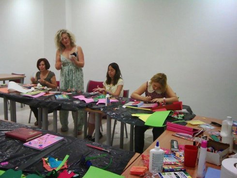Participantes en un taller de la Universidad Popular. :: hoy