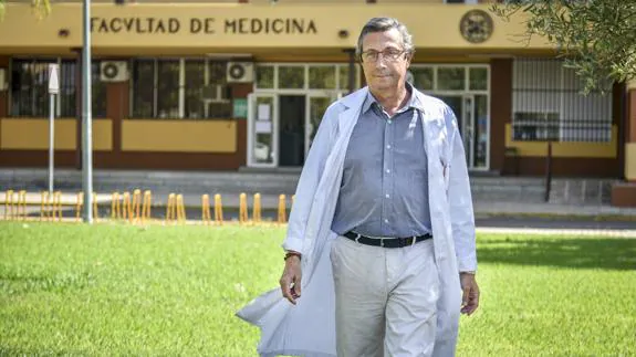 Francisco Vaz Leal (Badajoz, 1956) frente a la Facultad de Medicina en el campus de Badajoz.