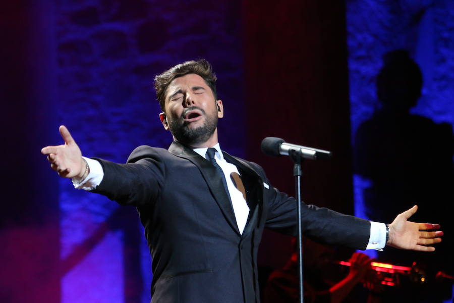 El cantante brindó "un emotivo recital de música y poesía" en la capital extremeña