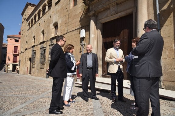 Responsables de la UCAV, con dirigentes de la Diócesis y el alcalde, ayer, ante la Casa del Deán. :: d. palma