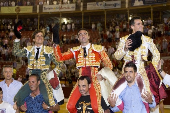 Los diestros Julián López 'El Juli', Enrique Ponce y Antonio Puerta por la puerta grande. :: efe