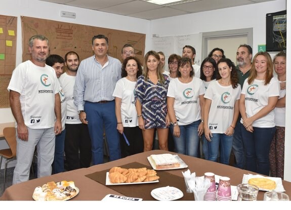 Alumnos de la lanzadera, con el alcalde, antes de desayuno. 