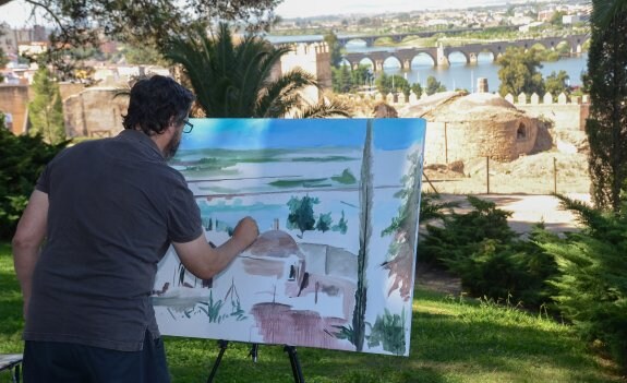 Artista luso, desde la explanada de la Alcazaba, frente a las ruinas de la ermita del Rosario. 