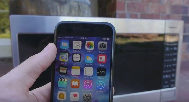 ¿Qué pasa si cargas un iPhone 7 en un microondas?