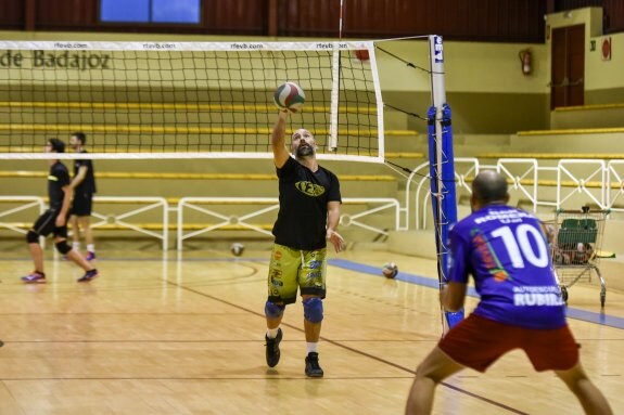 Entrenamiento del Pacense Voleibol este miércoles en el Pabellón Las Palmeras. :: J. V. ARNELAS