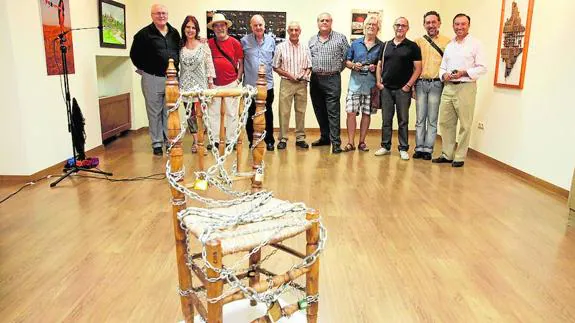 Parte de los artistas junto al concejal de Cultura y el director del Museo Vostell. En primer plano, la obra ‘silla comprometida’.