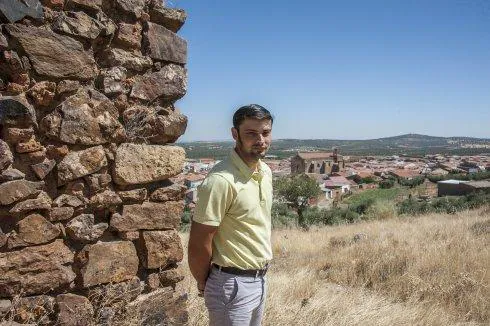 Un apasionado de su pueblo. Juan Carlos Benítez y la localidad de Oliva de Mérida al fondo. ::