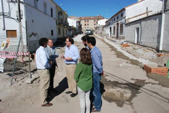 Los políticos frente a una obra gestionada por la Diputación. :: M. B.