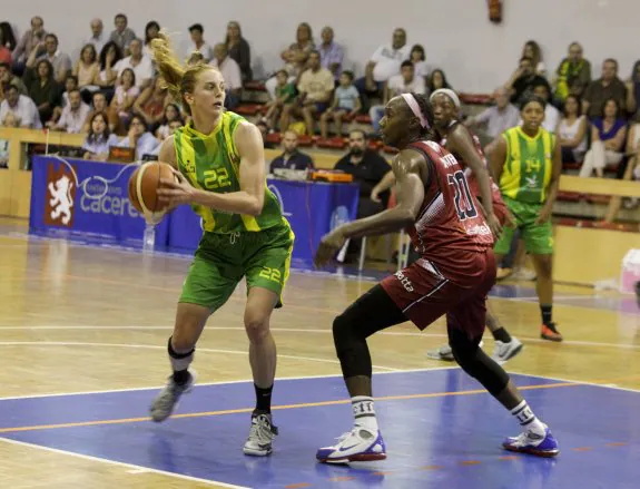 El duelo entre Forster (Al-Qazeres) y Carter marcó el partido . :: l. c.