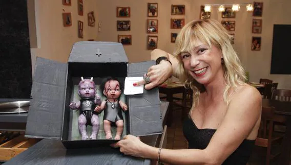 Cristina Galet junto con los muñecos diabólicos sorteados.