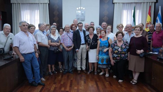 Miembros del consejo local con Gallardo y el nuevo alcalde. :: f. h.