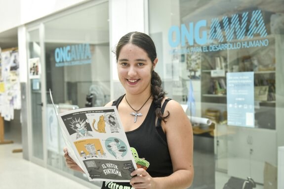 Lourdes, de 26 años, en la oficina de Ongawa en el campus universitario de Badajoz. :: J. V. Arnelas