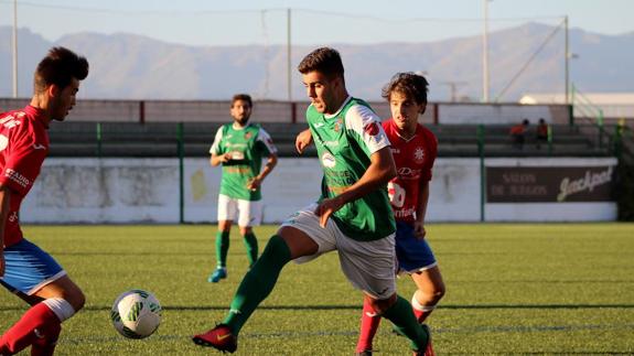 El delantero Barbero, autor del 1-0 para el Moralo con el tacón