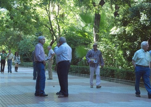 Cacereños saludándose en Cánovas. :: hoy