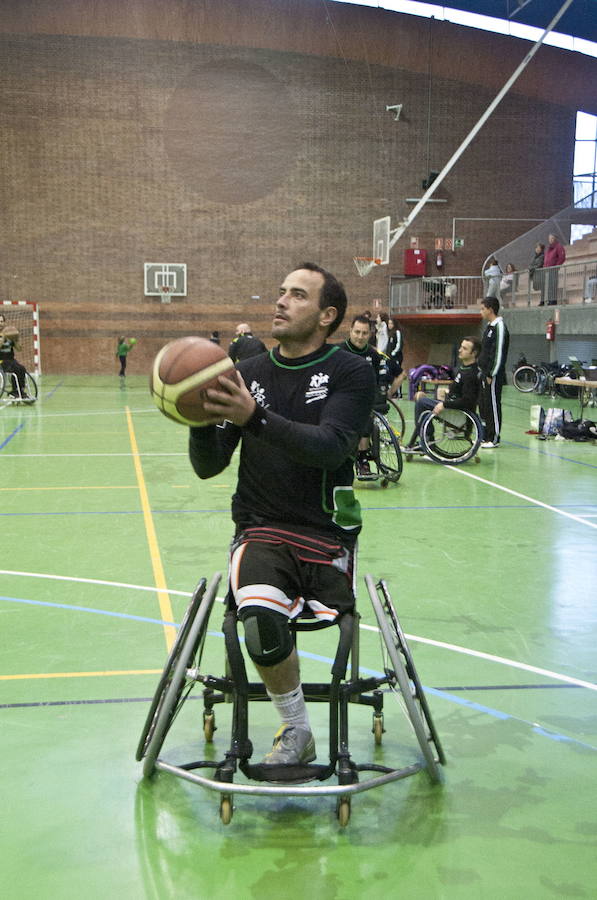 José Cano durante un entrenamiento del Mideba. :: HOY 