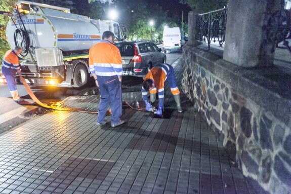 Personal de Conyser carga el primer camión con agua en avenida de España, ayer a las 00.30 horas. :: j.r.