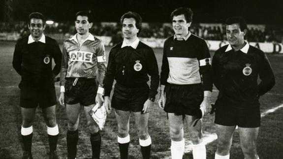 Los capitanes Emilio y Arconada posan con el trío arbitral antes del encuentro