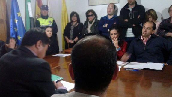 Pleno del 11 de abril en La Parra. Alejandro Lagar, del PP, al fondo a la derecha, es alcalde tras properar la moción de censura.