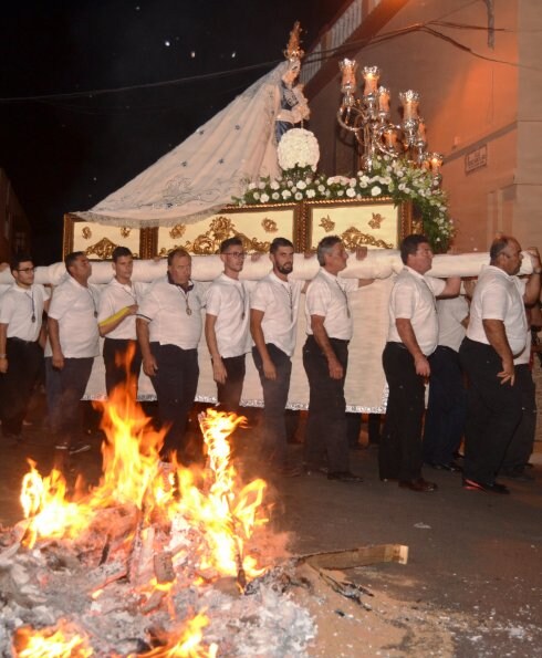 Procesión al calor de hogueras