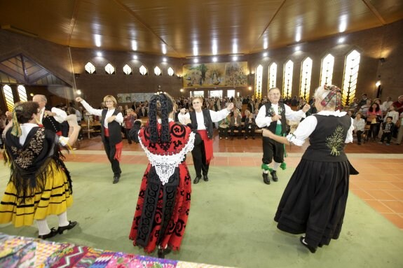 Los integrantes del grupo de danza Trébol bailaron al final de la misa. :: lorenzo cordero