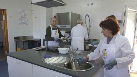 Voluntarios en un comedor social en Mérida