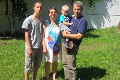 Aleksei junto a sus padres Sergei y Svetiana y su hermano. :: cedida