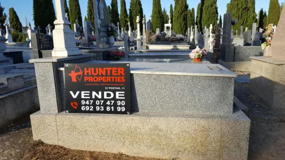 La tumba en venta en el camposanto de Aranda que gestiona la inmobiliaria de Rubén Madrigal y Faryde Cantor. :: Diario de burgos