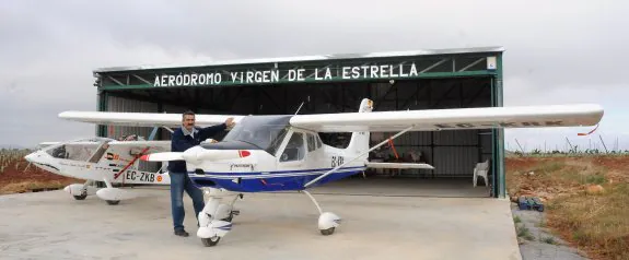 Alejandro Zapata, de 54 años, posa junto a su avioneta en su propio aeródromo. :: Lucio Poves