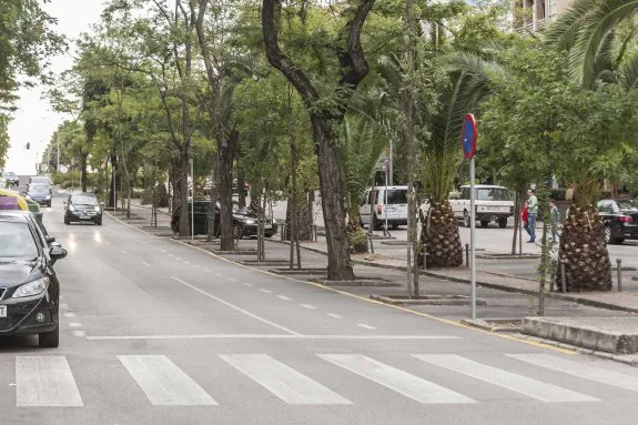 Las asociaciones de vecinos quieren que se permita volver a estacionar coches en la avenida Virgen de Guadalupe. :: jorge rey