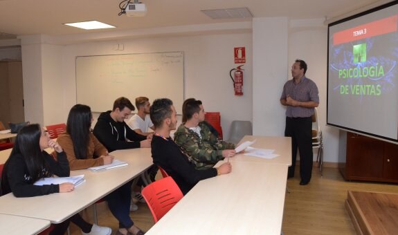 Un profesor imparte un tema sobre psicología de ventas durante una de las clases. :: CASIMIRO MORENO