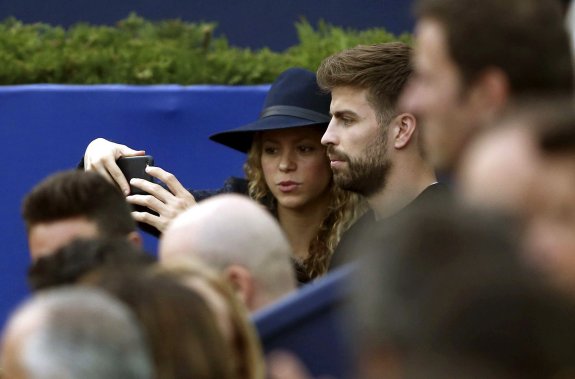 El futbolista Gerard Piqué con su esposa Shakira. :: HOY