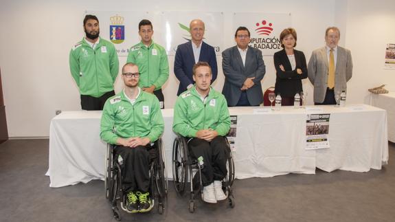 Jugadores, técnicos, directivos e instituciones en la presentación del equipo en Badajoz