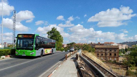 El accidente se produjo en un autobús de la línea 8 a su paso por el puente de Aldea Moret.