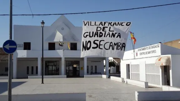 Cartel reclamando el mantenimiento de su denominación en la plaza principal de Villafranco