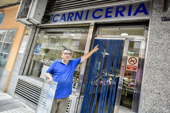 Alberto Monje Cerrato señala la ventana por la que han intentado entrar los ladrones. 
