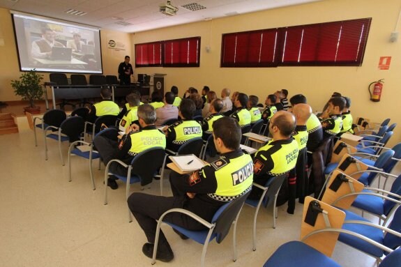 Un curso para agentes tutores impartido en la Jefatura de la Policía Local de Plasencia. :: andy solé
