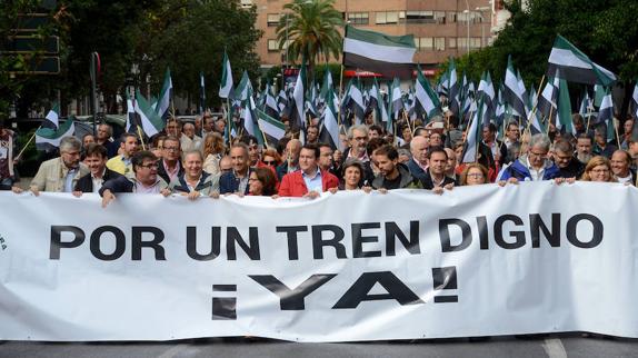 El clamor por el tren digno se queda en tibio paseo