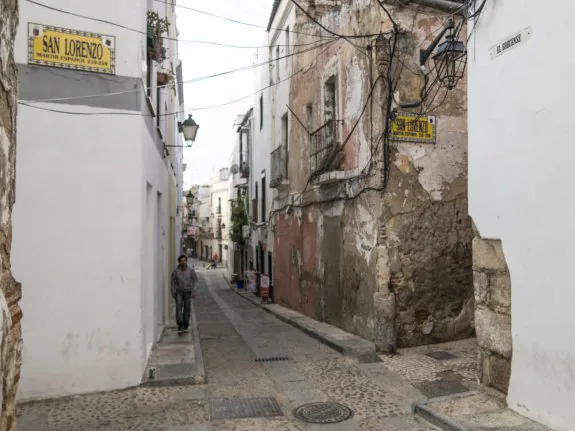 La esquina entre las calles San Lorenzo y El Brocense es un ejemplo de los dos cascos antiguos. :: pakopí