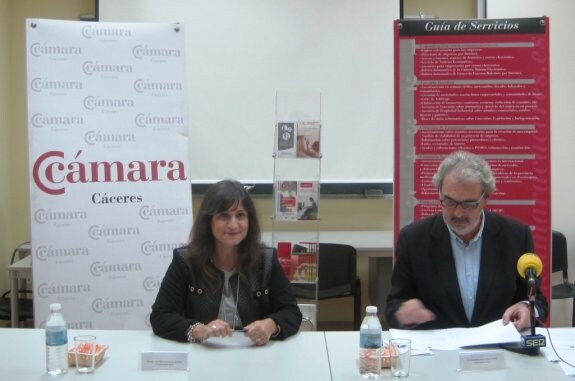 Raquel Medina y José Bibiano Jarones en la firma del convenio. :: HOY