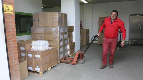 Un trabajador descarga productos sanitarios en el Hospital de Mérida.