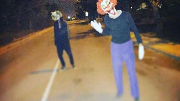 Imagen de dos «payasos diabólicos» tomada el pasado fin de semana en Paterna