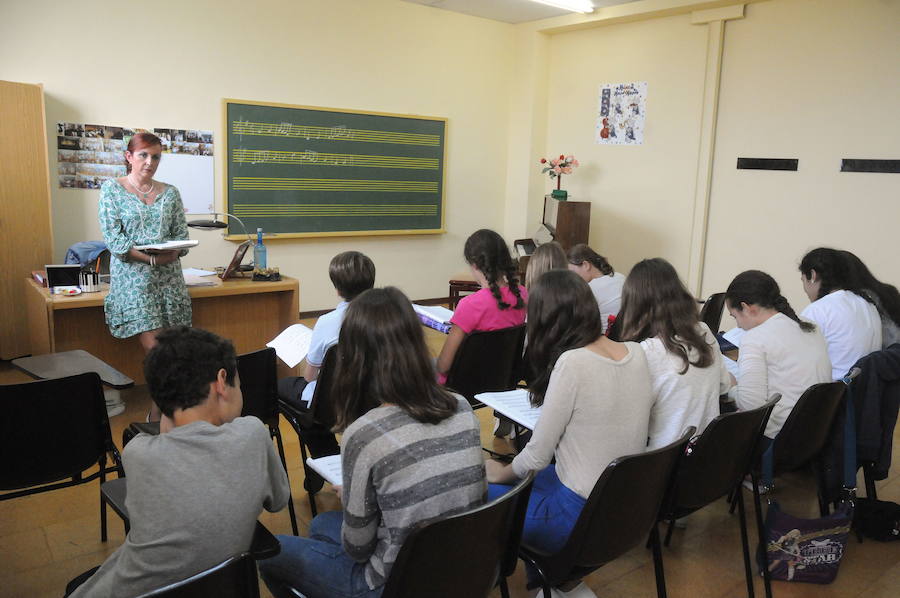 Profesora impartiendo una clase en el Conservatorio.